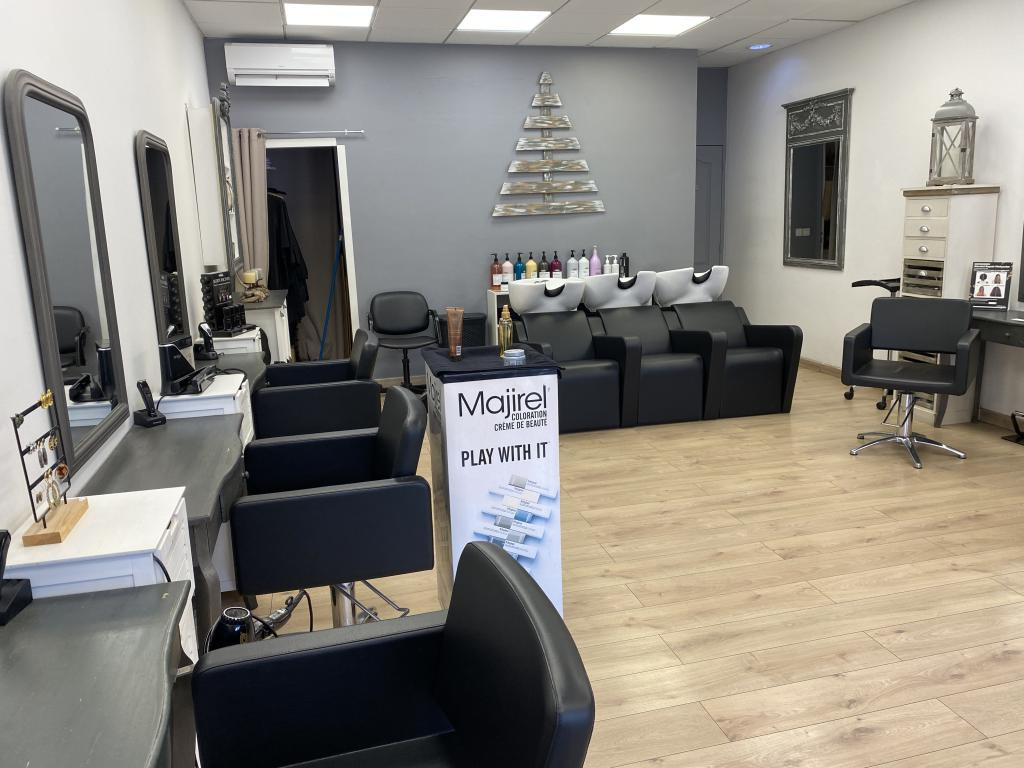 SALON DE COIFFURE MIXTE   ZONE COMMERCIALE   PARKING CLIENTELE   ALPES MARITIMES