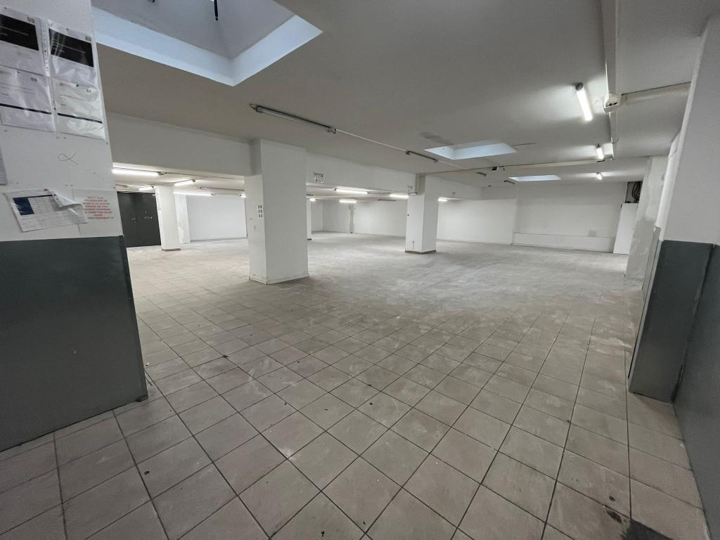 A louer Local commercial  684m² Marseille 08